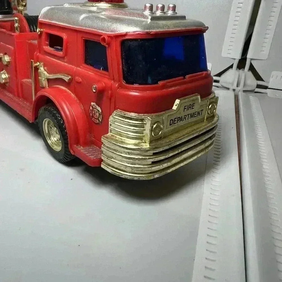 New Bright 1980 Battery Operated Fire Engine Bump N Go Action Works Tested - Picture 10 of 13